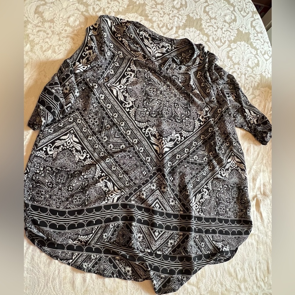 Roz & Ali Black and White with Embellishment v-neck top